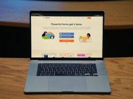 Ein Laptop steht auf einem hellen Holztisch, bereit für Arbeiten im Homeoffice, Studium oder kreatives Schaffen