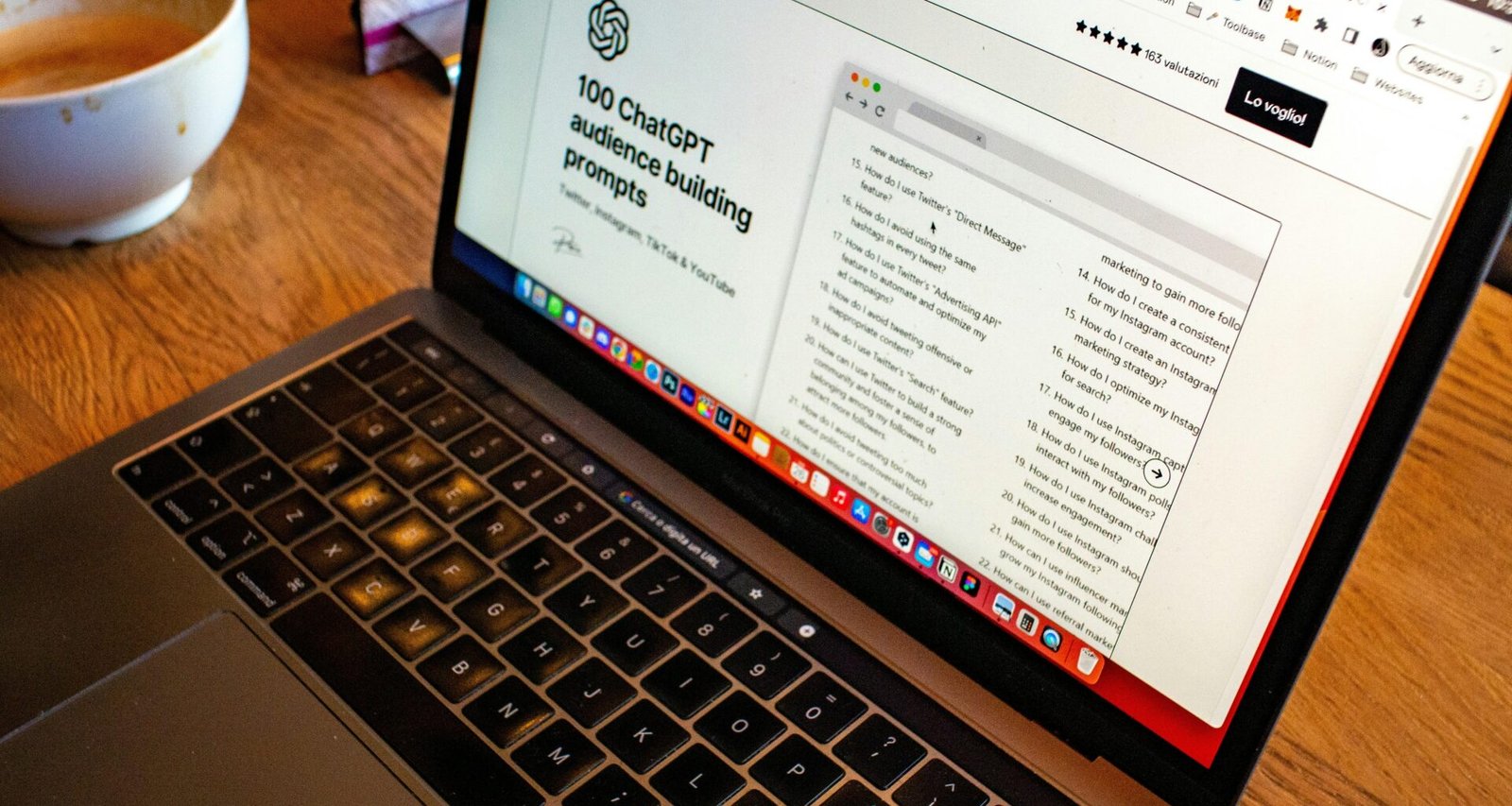 Ein geöffneter Laptop steht auf einem hellen Holztisch, bereit für die Arbeit oder Online-Kommunikation im Homeoffice.