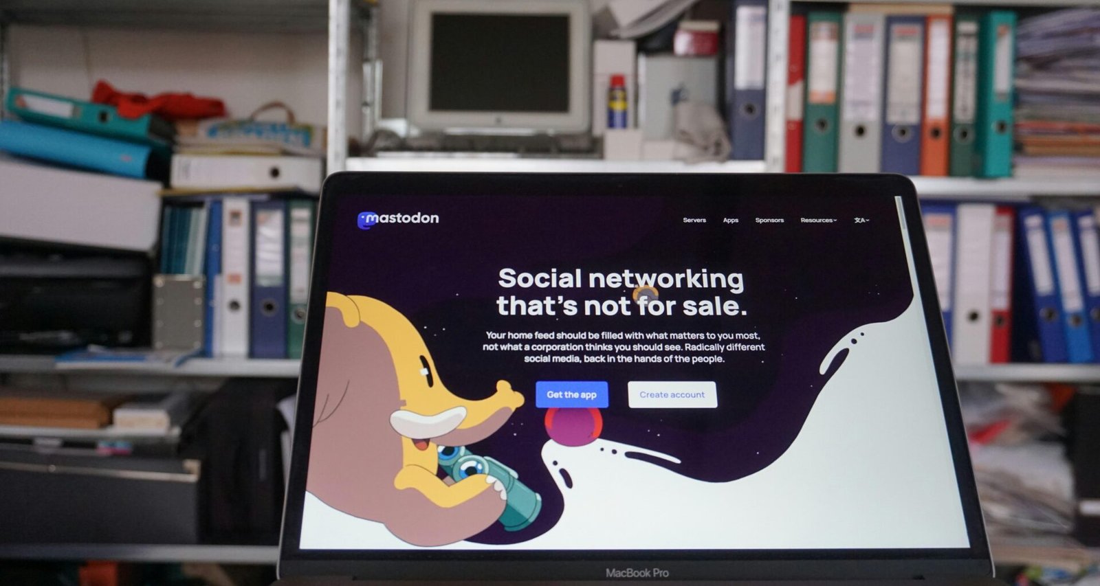 Ein Laptop steht auf einem aufgeräumten Schreibtisch und ist bereit für produktives Arbeiten im Homeoffice oder Büro.