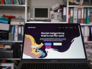 Ein Laptop steht auf einem aufgeräumten Schreibtisch und ist bereit für produktives Arbeiten im Homeoffice oder Büro.