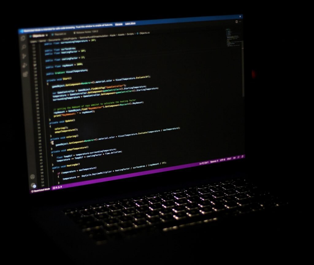 Laptop auf einem schlichten Schreibtisch, bereit für digitale Arbeit im Büro oder Homeoffice