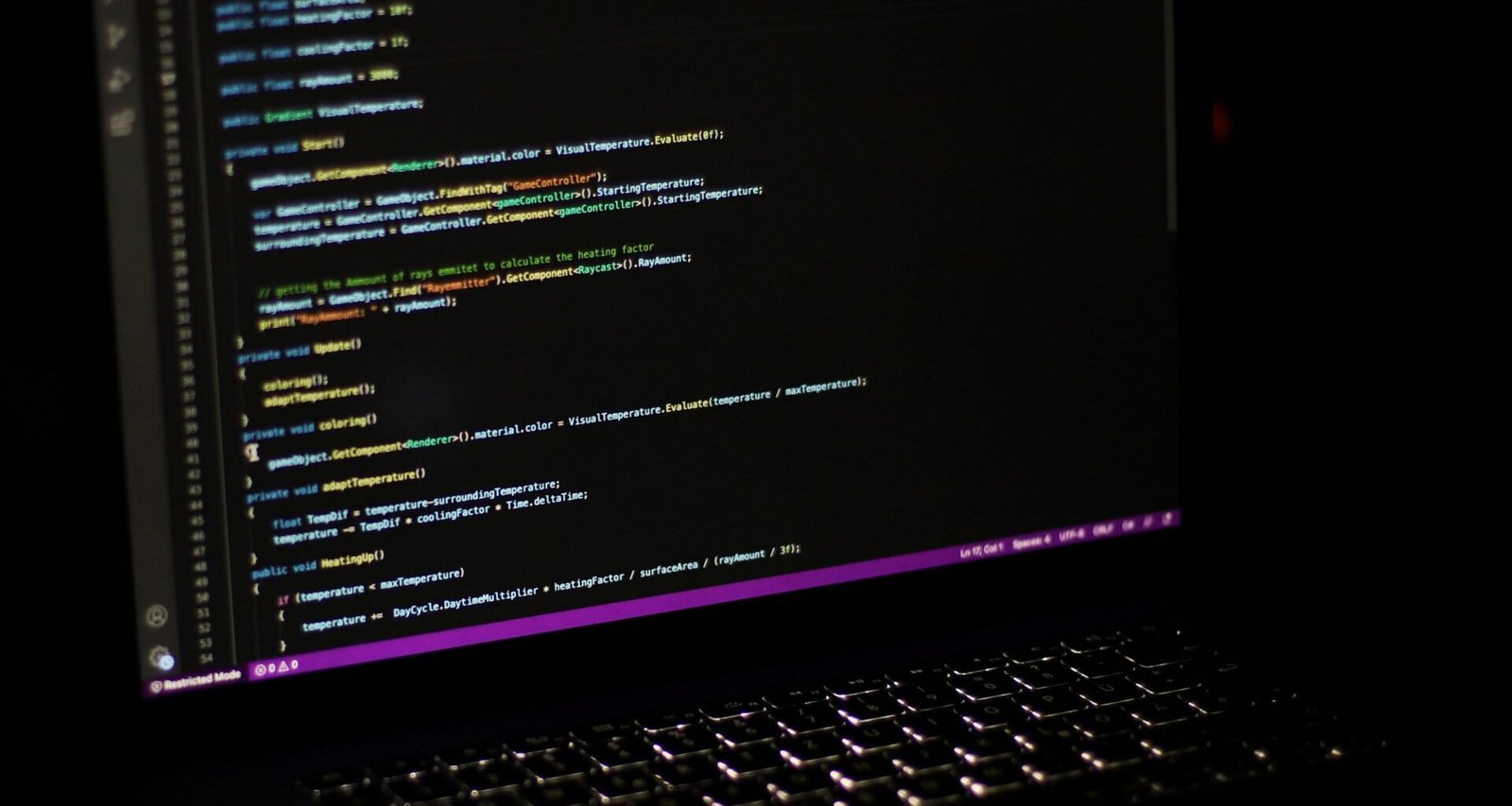 Laptop auf einem schlichten Schreibtisch, bereit für digitale Arbeit im Büro oder Homeoffice