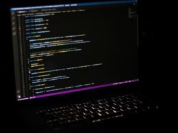 Auf einem hellen Schreibtisch steht ein Laptop-Computer bereit für die Arbeit im Homeoffice