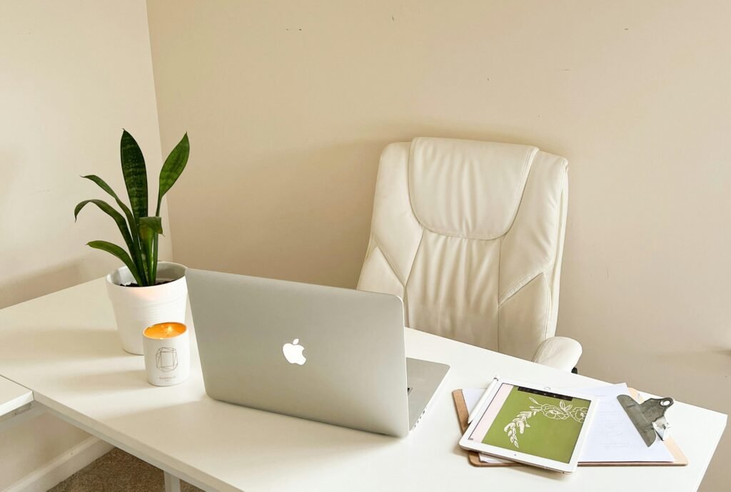 Ein moderner Laptop steht offen auf einem schlichten Tisch und repräsentiert digitales Arbeiten im Büro oder Homeoffice.