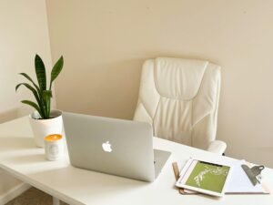 Ein moderner Laptop steht offen auf einem schlichten Tisch und repräsentiert digitales Arbeiten im Büro oder Homeoffice.