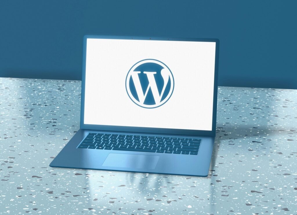 Ein moderner Laptop steht auf einem Holztisch, geeignet für Themen rund um Online-Arbeit und digitale Technologien.