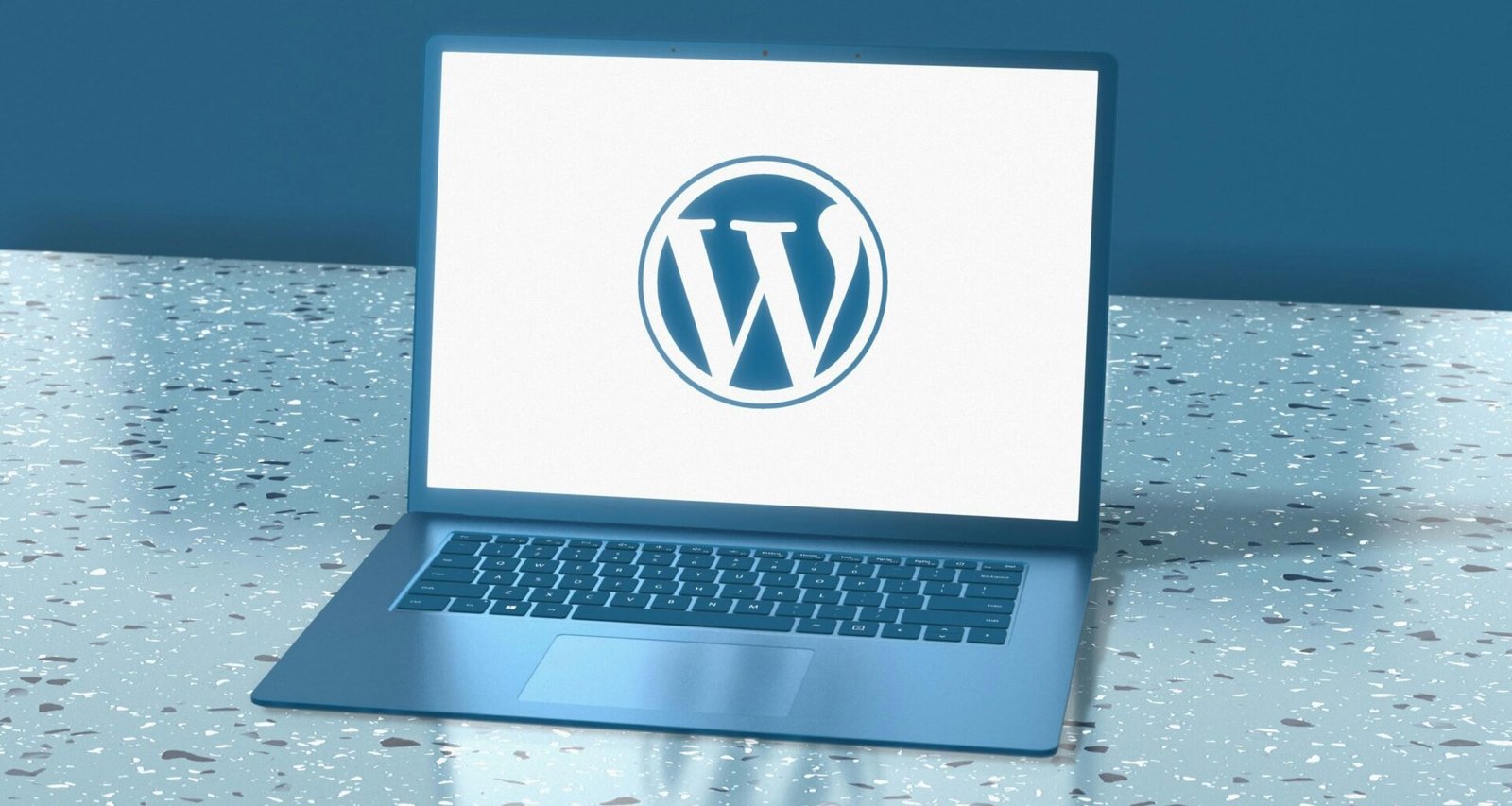 Ein moderner Laptop steht auf einem Holztisch, geeignet für Themen rund um Online-Arbeit und digitale Technologien.
