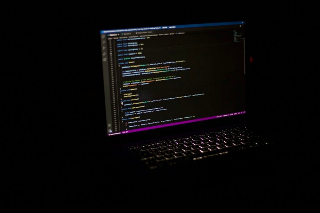 Ein moderner Laptop-Computer steht offen auf einem Tisch und ist bereit für den Einsatz im digitalen Arbeitsalltag