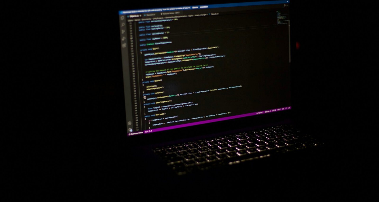 Ein moderner Laptop-Computer steht offen auf einem Tisch und ist bereit für den Einsatz im digitalen Arbeitsalltag