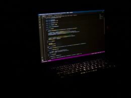 Ein Laptop steht offen auf einem Tisch in einem hellen Raum, ideal für Homeoffice oder digitales Arbeiten.