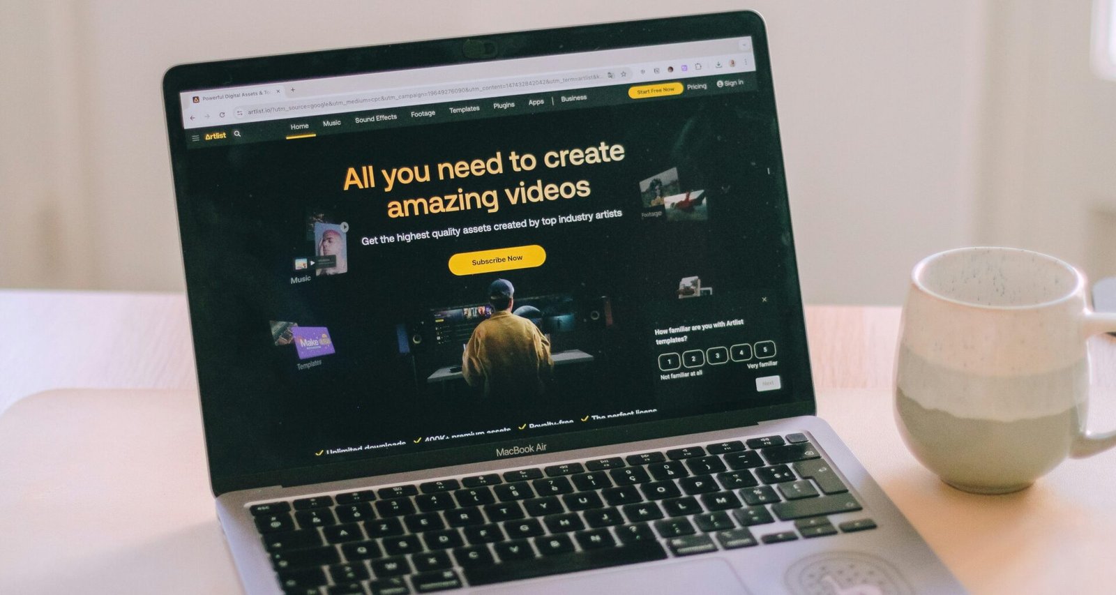 Ein moderner Laptop steht auf einem weißen Tisch in einem hellen Raum, ideal für produktives Arbeiten oder Homeoffice.