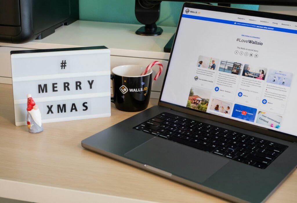 Ein Laptop-Computer steht auf einem Holzschreibtisch, ideal für Homeoffice, Arbeit oder Online-Marketing-Aufgaben.