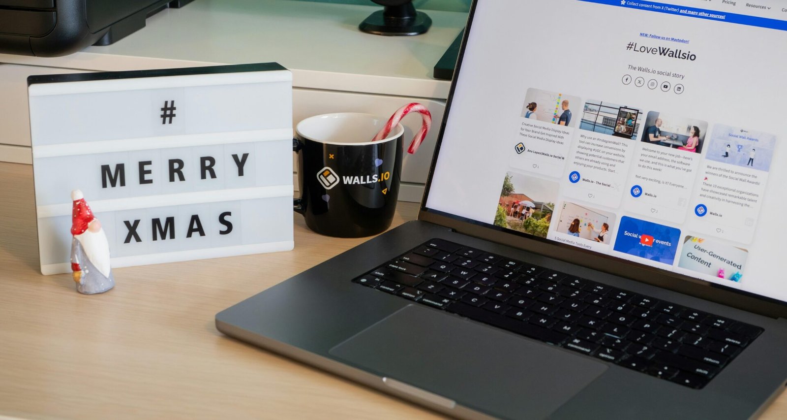 Ein Laptop-Computer steht auf einem Holzschreibtisch, ideal für Homeoffice, Arbeit oder Online-Marketing-Aufgaben.