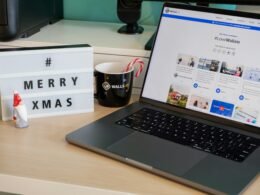 Ein Laptop-Computer steht auf einem Holzschreibtisch, ideal für Homeoffice, Arbeit oder Online-Marketing-Aufgaben.