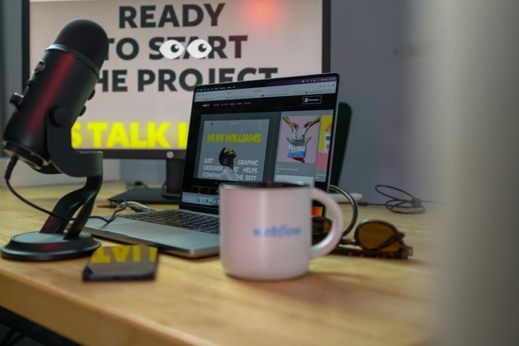 Ein Laptop-Computer steht auf einem hölzernen Schreibtisch und schafft eine ordentliche, produktive Arbeitsumgebung.