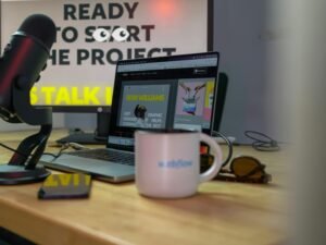 Ein Laptop-Computer steht auf einem hölzernen Schreibtisch und schafft eine ordentliche, produktive Arbeitsumgebung.