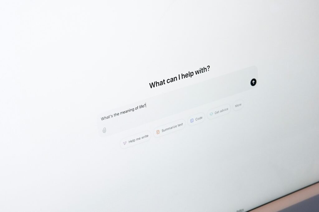 Ein Laptop liegt auf einem ordentlichen Schreibtisch, bereit für die Nutzung im Umfeld von Technik und Online-Marketing.