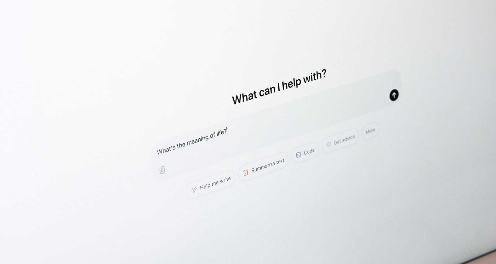 Ein Laptop-Computer steht zentral auf einem Schreibtisch, eingerichtet für effizientes Arbeiten im Büro oder Homeoffice.