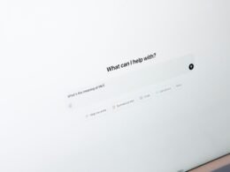 Ein Laptop-Computer steht zentral auf einem Schreibtisch, eingerichtet für effizientes Arbeiten im Büro oder Homeoffice.