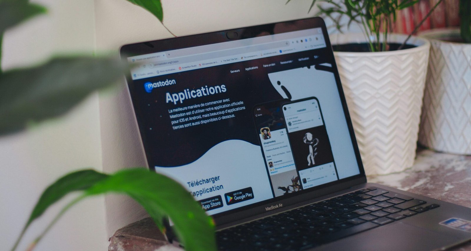 Ein Laptop steht auf einem Schreibtisch und repräsentiert zeitgemäßes Arbeiten mit digitalen Technologien im Büro.