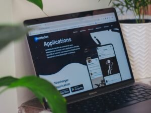 Ein Laptop steht auf einem Schreibtisch und repräsentiert zeitgemäßes Arbeiten mit digitalen Technologien im Büro.