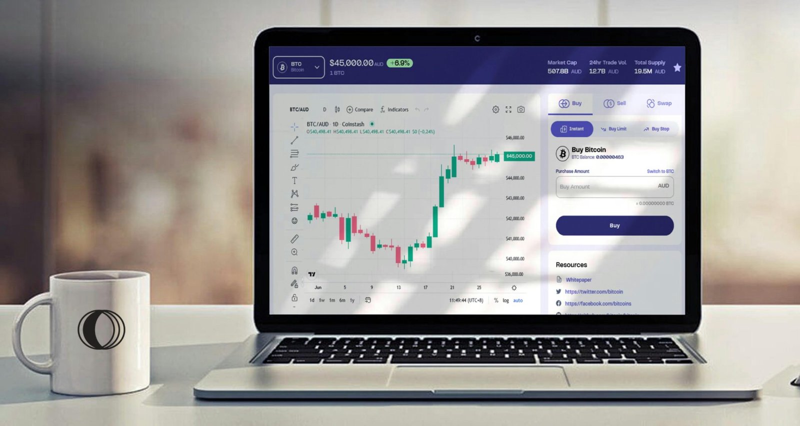 Ein Laptop-Computer steht geöffnet auf einem hellen Schreibtisch, bereit für die tägliche Büroarbeit oder kreatives Arbeiten.