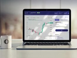 Ein Laptop-Computer steht geöffnet auf einem hellen Schreibtisch, bereit für die tägliche Büroarbeit oder kreatives Arbeiten.