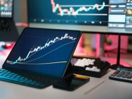 Ein Laptop-Computer steht auf einem Schreibtisch mit minimalistischem Design. Perfekte Darstellung für modernes digitales Arbeiten.