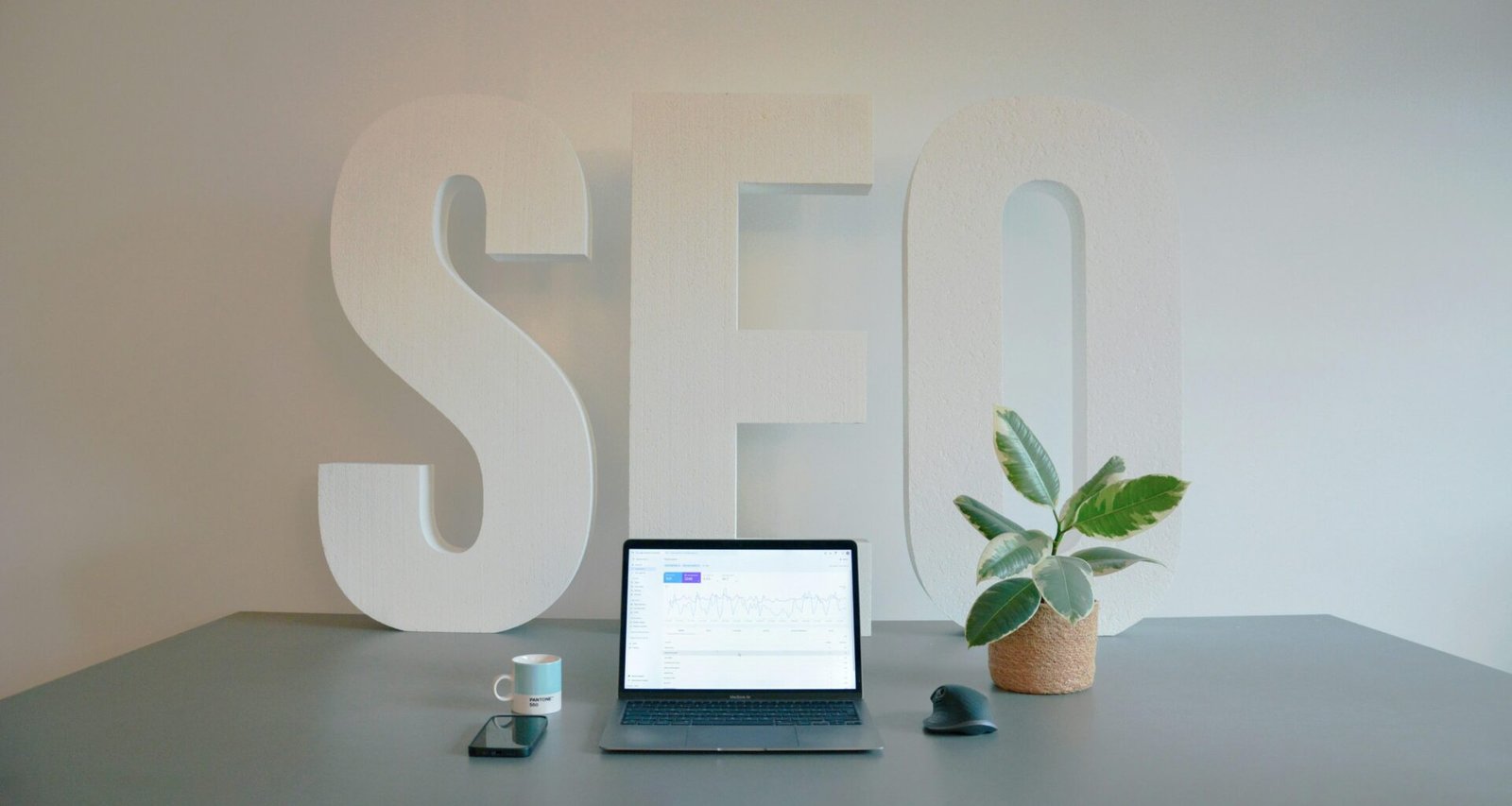 Ein Laptop steht auf einem Schreibtisch im Büro und ist bereit für den Einsatz im Arbeitsalltag