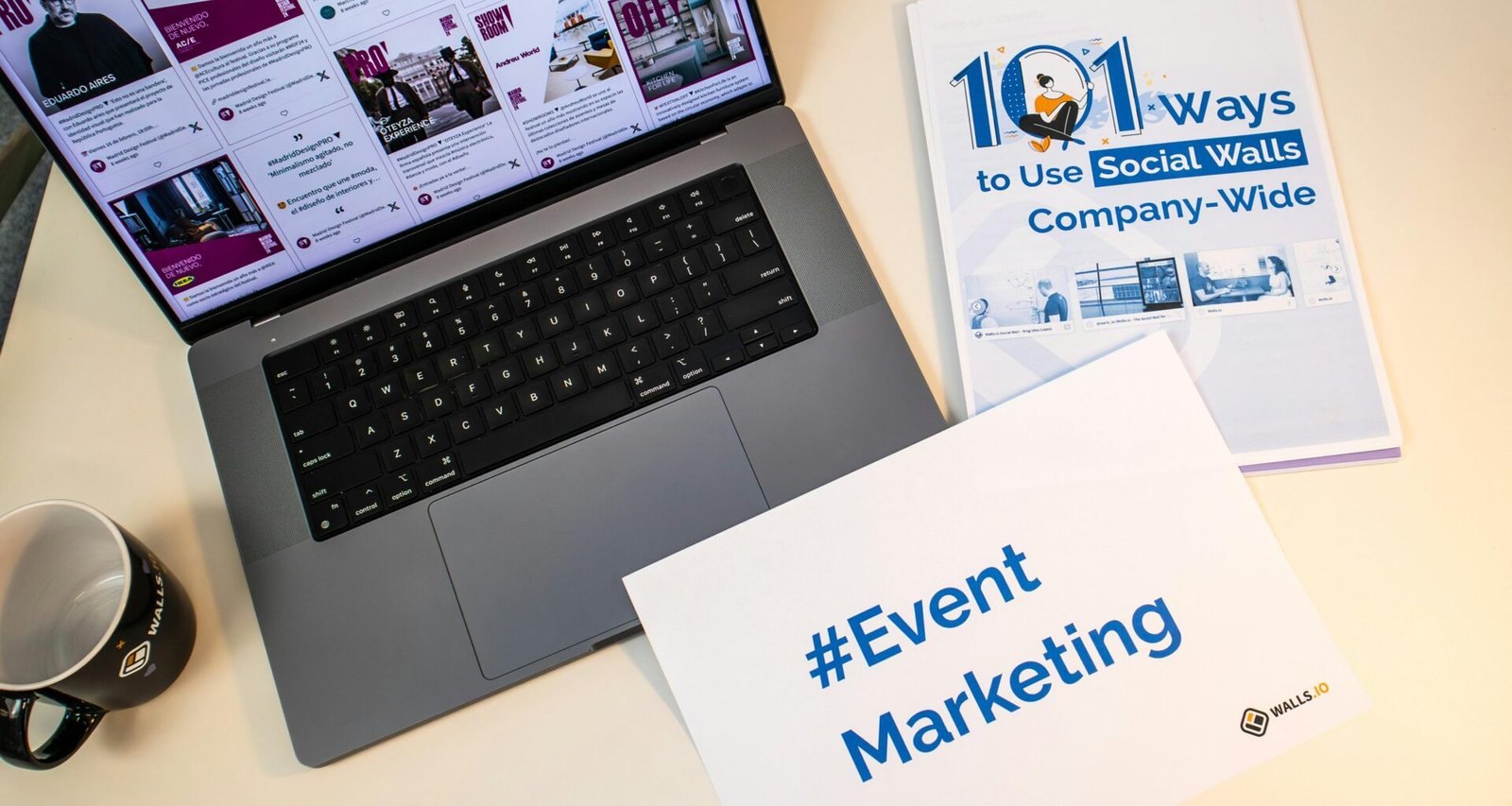 Moderner Laptop auf einem Schreibtisch – geeignet für effizientes Arbeiten, Homeoffice oder Online-Marketing Aufgaben.