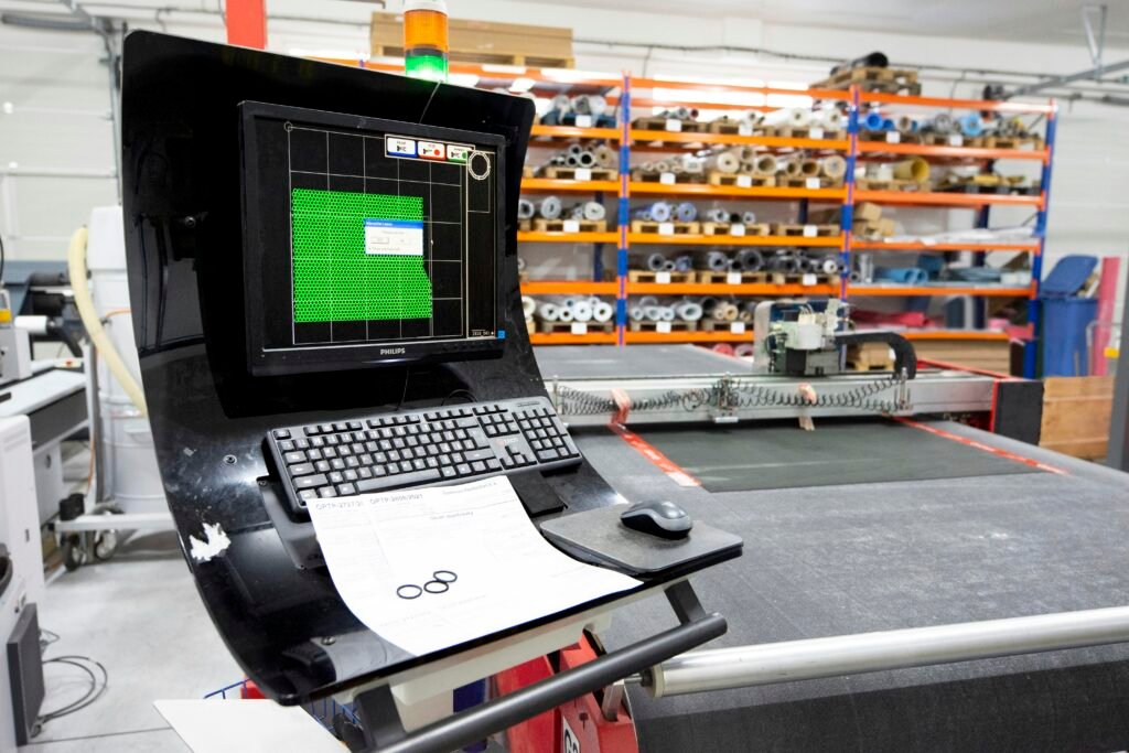 Ein Laptop-Computer steht offen auf einem Tisch und zeigt eine minimalistische, produktive Büroumgebung