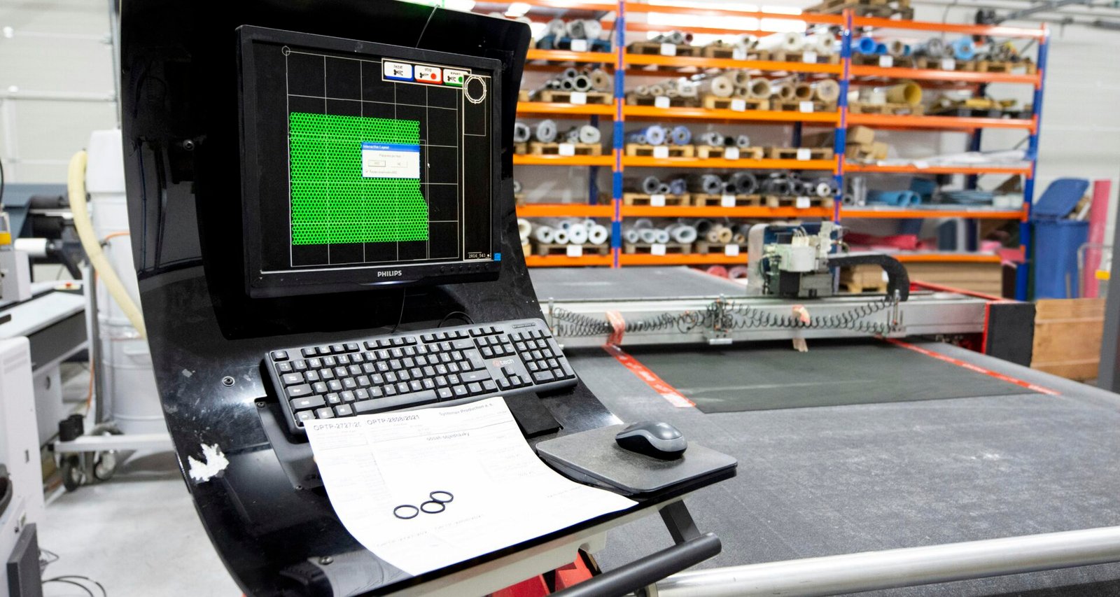 Ein Laptop-Computer steht offen auf einem Tisch und zeigt eine minimalistische, produktive Büroumgebung