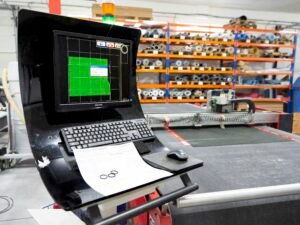 Ein Laptop-Computer steht offen auf einem Tisch und zeigt eine minimalistische, produktive Büroumgebung