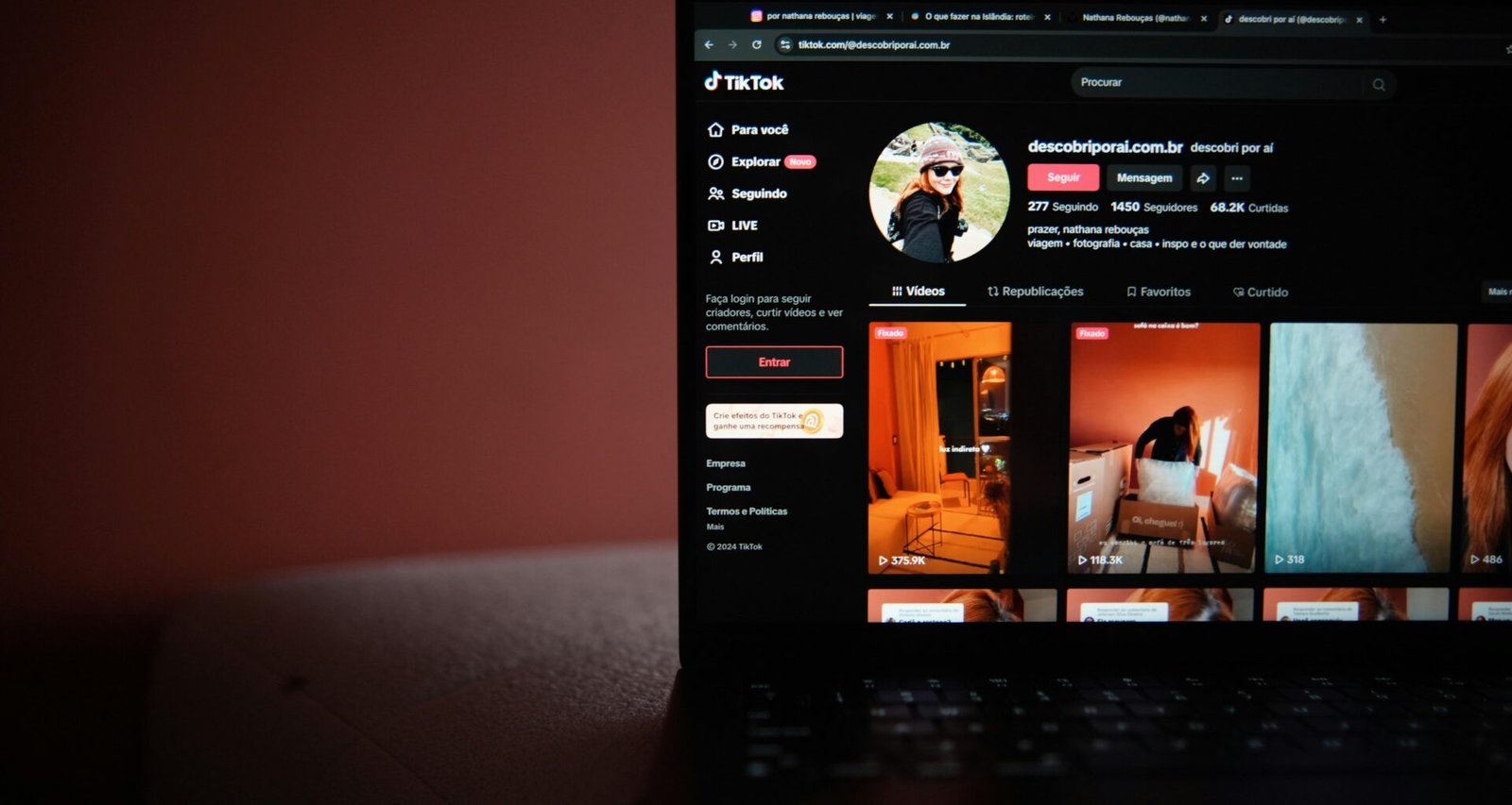 Laptop-Computer auf einem Holztisch als Symbol für modernes Arbeiten im digitalen Büroalltag