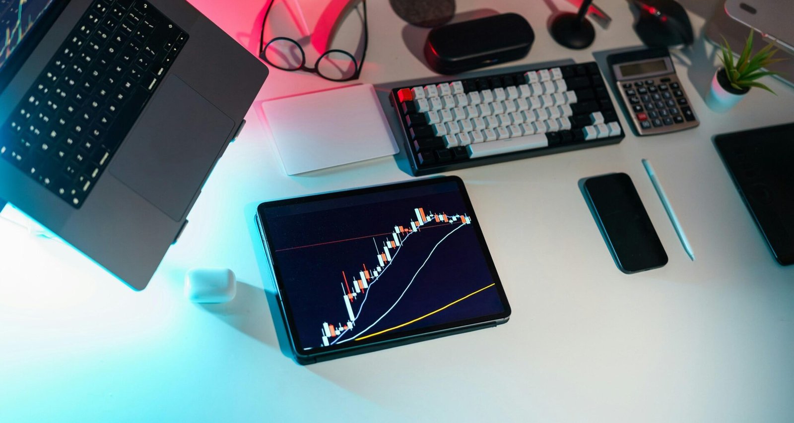 Ein moderner Laptop steht auf einem weißen Schreibtisch, bereit für den produktiven Einsatz im Büro oder Homeoffice.