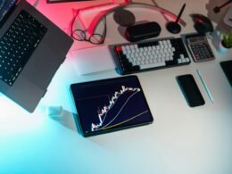 Ein moderner Laptop steht auf einem weißen Schreibtisch, bereit für den produktiven Einsatz im Büro oder Homeoffice.