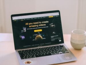 Ein moderner Laptop-Computer befindet sich mittig auf einem weißen Tisch in einer hellen Umgebung.