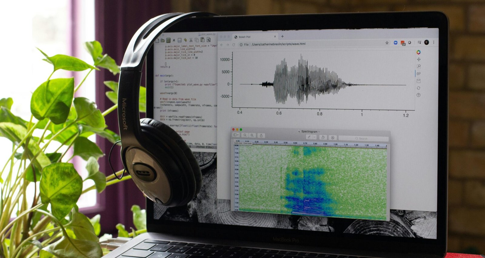 Ein moderner Laptop, auf dem große Over-Ear-Kopfhörer liegen, ideal für Home Office oder digitale Zusammenarbeit.