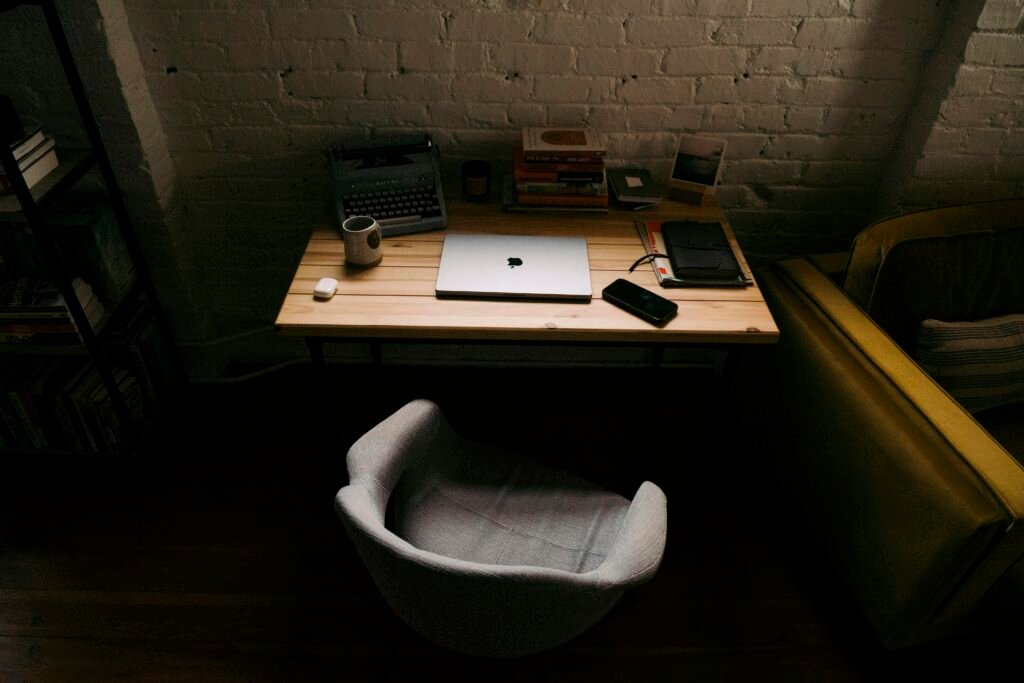 Ein Laptop-Computer steht auf einem hölzernen Schreibtisch, passend zum Thema moderne Arbeitsplätze und Homeoffice.