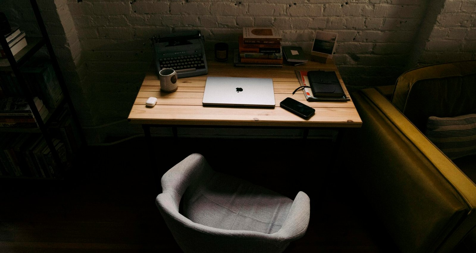 Ein Laptop steht geöffnet auf einem Holzschreibtisch, bereit für produktives Arbeiten im Büro oder Homeoffice.