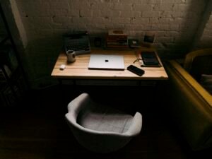 Ein Laptop steht geöffnet auf einem Holzschreibtisch, bereit für produktives Arbeiten im Büro oder Homeoffice.