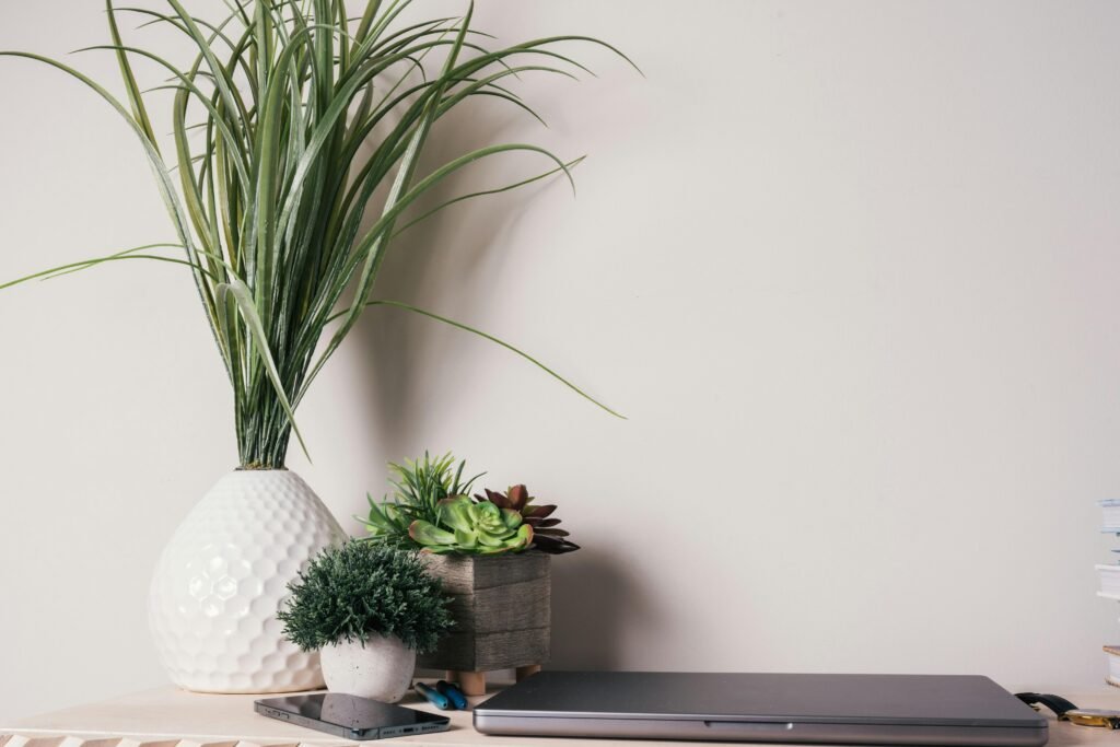 Laptop-Computer auf einem Holzschreibtisch, geeignet für Homeoffice, digitale Projekte oder Online-Marketing-Artikel.