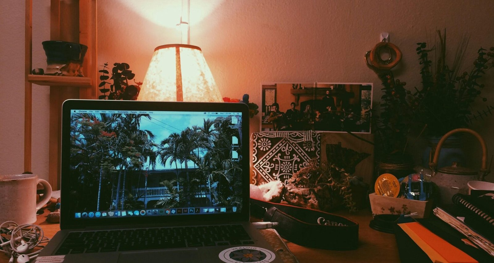 Ein moderner Laptop steht auf einem schlichten Tisch und schafft die Basis für effizientes Arbeiten im digitalen Alltag.