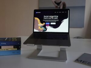 Ein Laptop-Computer auf einem weißen Schreibtisch, bereit für die Arbeit im Büro oder Homeoffice