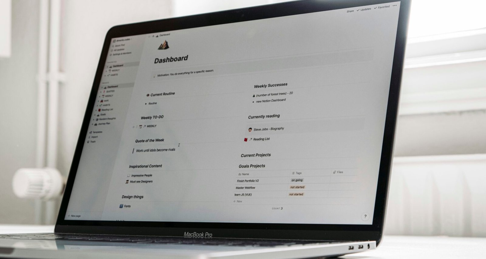 Ein Laptop steht auf einem weißen Tisch und ist bereit für den Einsatz im Homeoffice oder Büro.