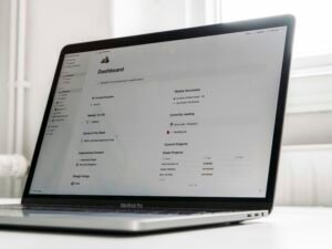 Ein Laptop steht auf einem weißen Tisch und ist bereit für den Einsatz im Homeoffice oder Büro.