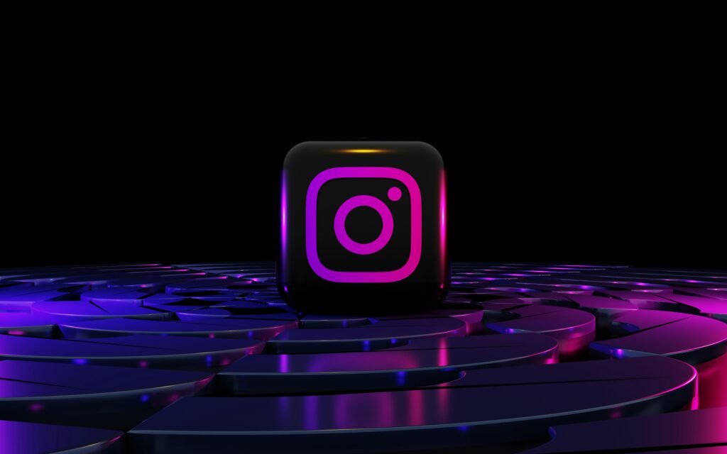 Lila Instagram-Logo vor schwarzem Hintergrund, als Symbol für Social-Media-Marketing und digitale Markenpräsenz