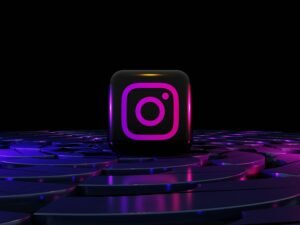 Lila Instagram-Logo vor schwarzem Hintergrund, als Symbol für Social-Media-Marketing und digitale Markenpräsenz