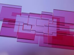 Abstrakter Hintergrund mit lila und roten Quadraten, geeignet für Online-Marketing- und Technologieartikel