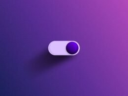 Lila und weißes Objekt auf violettem Hintergrund, minimalistisch inszeniert, passend für Technologiethemen